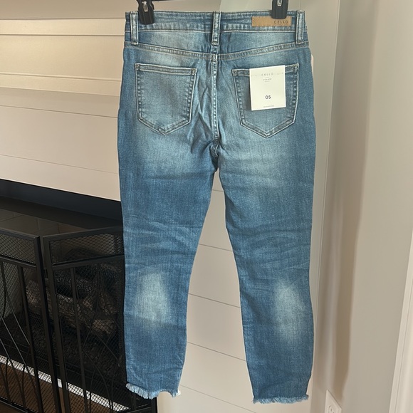 NWT CELLO size 5 High Rise Skinny Distressed Jeans - Picture 4 of 4